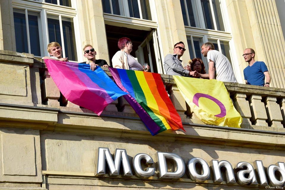 Regenbogenfahne zieht in Magdeburgs Mitte